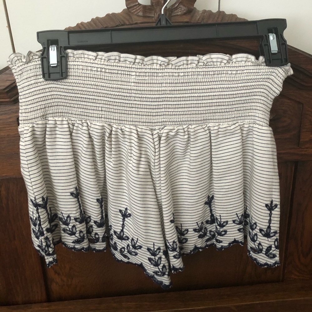 Scalloped edge shorts NWOT
